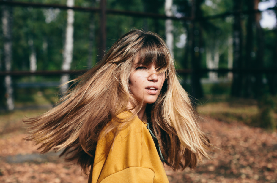 Perchè cadono i capelli ad ottobre? Consigli per prevenirlo