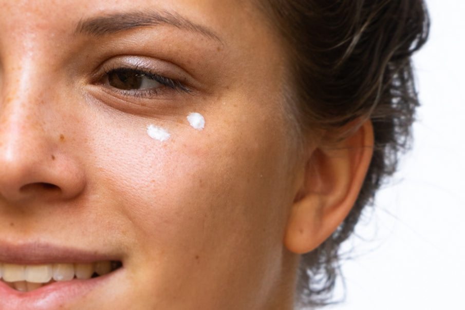 ¿Cómo aplicar la crema para el contorno de los ojos?